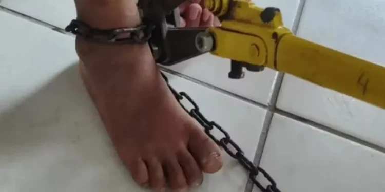 Agentes romperam corrente amarrada no tornozelo da criança • Conselho Tutelar de Itabela