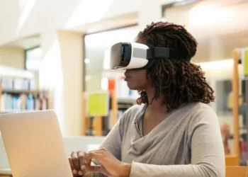 O programa "Mulheres para a Tecnologia Brasileira" vai oferecer bolsa-formação para as mulheres que fizerem os cursos • Freepik