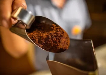 Café torrado e moído já está 33% mais caro do que em janeiro — Foto: Wenderson Araújo/CNA