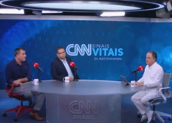 No “CNN Sinais Vitais – Dr. Kalil Entrevista” de sábado (14), Dr. Roberto Kalil convida Renato Miranda, pneumologista Hospital das Clínicas de São Paulo, e André Nathan, pneumologista do Incor • CNN/Reprodução