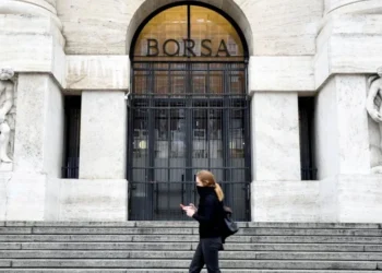 Pedestre caminha em frente à Bolsa de Valores de Milão • Flavio Lo Scalzo/Reuters