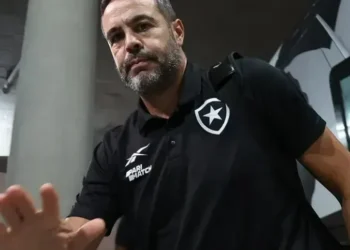 Treinador desembarcou no Rio nesta sexta-feira (13) após a Copa Intercontinental • Vitor Silva/Botafogo