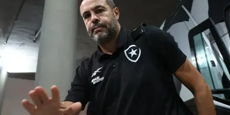 Treinador desembarcou no Rio nesta sexta-feira (13) após a Copa Intercontinental • Vitor Silva/Botafogo