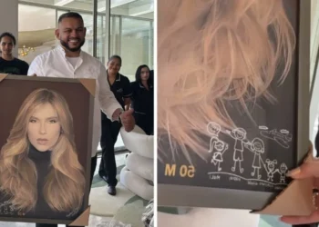 Em confraternização com seus funcionários, Virginia Fonseca foi presenteada com um quadro com o seu rosto • Instagram/Virginia