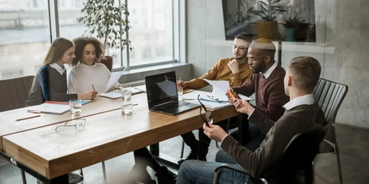 Levantamento da PageGroup indica que setores financeiros, tecnológicos, comerciais e ligados à saúde estarão em alta no próximo ano • Freepik