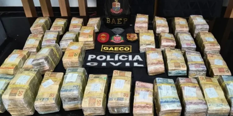 Participam da operação 200 policiais militares, 163 policiais civis, 33 delegados e promotores e servidores do Ministério Público. • MPSP