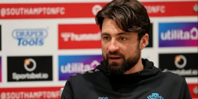 Lanterna da Premier League demite técnico após goleada sofrida para o Tottenham