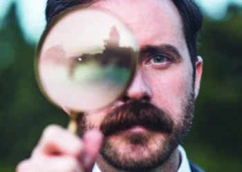 O autor G.T. Karber é o responsável pelos livros de quebra-cabeça de mistérios "Murdle" e "Murdle: Volume 2" • Divulgação/Annie Lesser