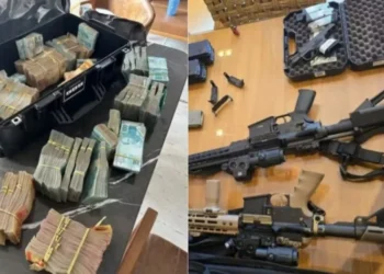 Foram apreendidos dinheiro em espécie e armas de fogo. • Reprodução