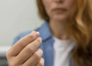 Estudo mostra que jejum intermitente pode desencadear uma resposta de estresse que leva à queda de cabelo • Freepik