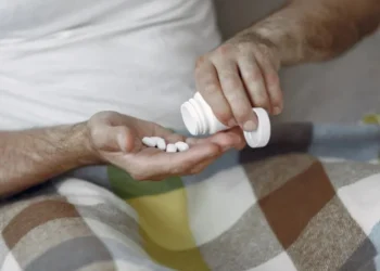 Estudo aponta que uso contínuo de paracetamol pode trazer riscos à saúde cardiovascular, gastrointestinal e renal de idosos • prostooleh/Freepik