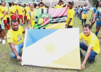 Secretário dos Povos Originários e Tradicionais, Paulo Xerente, e coordenador-executivo da COEQTO, Jackson Cursino, posam com a bandeira do estado do Tocantins, na 1ª edição da Copa Nacional Quilombola, sediada no Rio de Janeiro