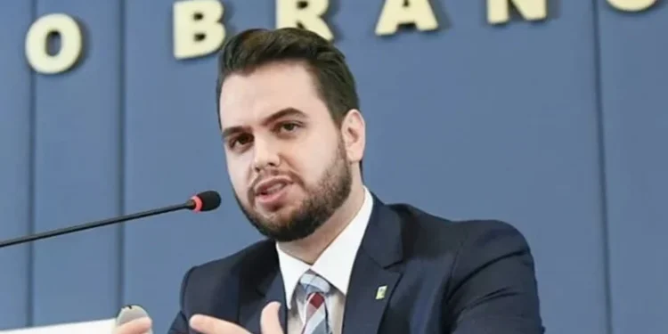 Justiça condena ex-assessor de Bolsonaro por gesto racista