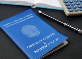 Carteira de trabalho • Shutterstock