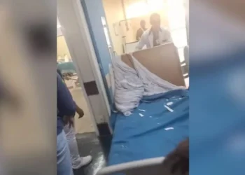 Funcionários retiram maca após desabamento em hospital no Rio • Reprodução/redes sociais