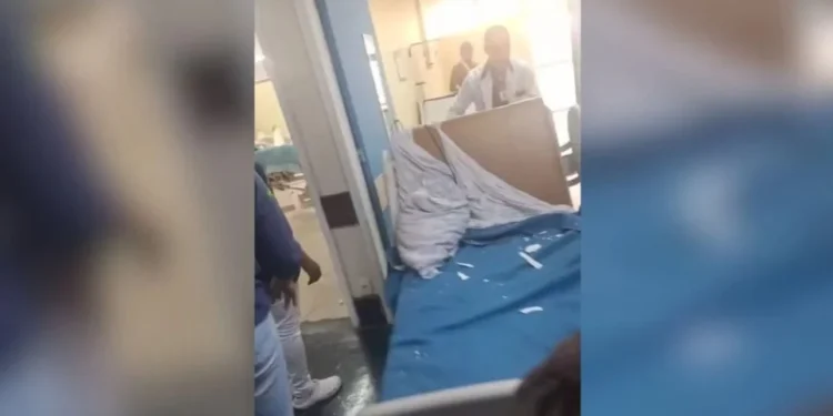 Parte do teto do Hospital Albert Schweitzer desaba após chuvas e ventania no Rio
