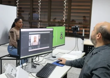 As fotos para o documento são tiradas na hora e inseridas no banco de dados da SSP.JPG - Foto: Adrielly Calixto /Governo do Tocantins file_download