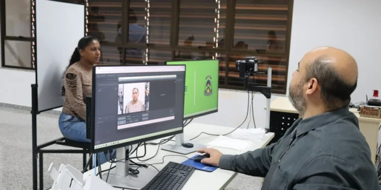 As fotos para o documento são tiradas na hora e inseridas no banco de dados da SSP.JPG - Foto: Adrielly Calixto /Governo do Tocantins file_download