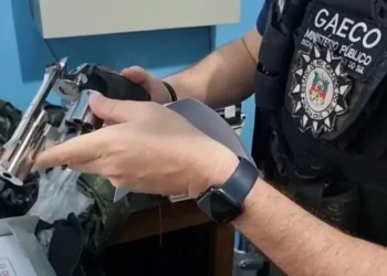 Agentes cumprem mandados em operação contra fraudes na obtenção de registro de CACs • MPRS/Divulgação