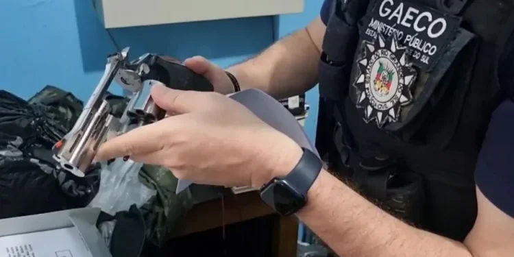 Agentes cumprem mandados em operação contra fraudes na obtenção de registro de CACs • MPRS/Divulgação