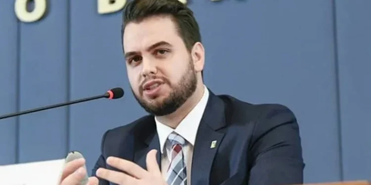 Justiça condena ex-assessor de Bolsonaro por gesto racista