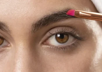 Transplante de sobrancelha é a nova técnica favorita das famosas • Freepik