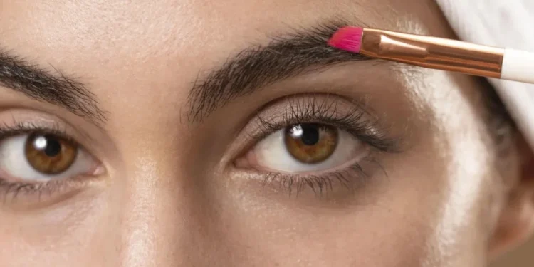 Transplante de sobrancelha: saiba tudo sobre a técnica queridinha das famosas