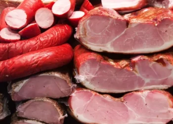 Estudo mostra que mesmo o consumo moderado de carne processada pode aumentar o risco de hipertensão arterial • bearfotos/Freepik