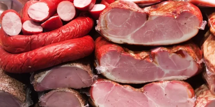 Carnes processadas elevam risco de hipertensão, mostra estudo brasileiro