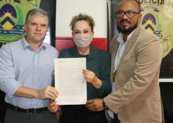 Prefeita Josi Nunes, delegado regional Joadelson Albuquerque e o delegado Roger Knewitz assinaram o documento de doação do terreno - Foto: Adrielly Calixto/Governo do Tocantins file_download