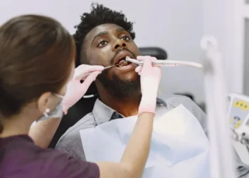 Exame de boca feito por dentista pode diagnosticar doenças que não são diretamente relacionadas à saúde bucal • prostooleh/Freepik