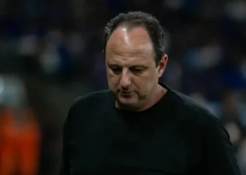 Rogério Ceni, técnico do Bahia, durante partida contra o Cruzeiro • Fernando Moreno / Gazeta Press