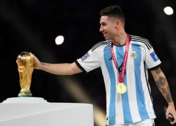 Gonzalo Montiel, campeão do mundo com a Argentina, toca a taça do Mundial de 2022 • Photo by Shaun Botterill - FIFA/FIFA via Getty Images