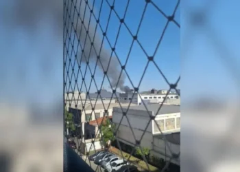 De acordo com o Corpo de Bombeiros, as chamas tiveram início por volta das 8h42, na Avenida Presidente Castelo Branco. • Reprodução/ Redes sociais