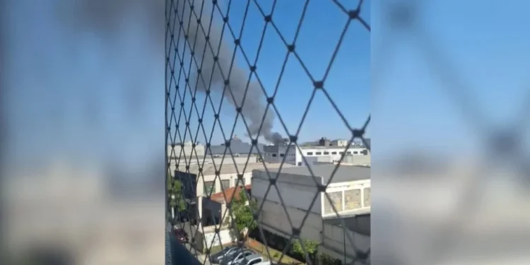 De acordo com o Corpo de Bombeiros, as chamas tiveram início por volta das 8h42, na Avenida Presidente Castelo Branco. • Reprodução/ Redes sociais