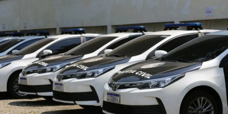 Polícia prende duas pessoas envolvidas em série de roubos de carros em Niterói