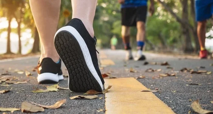 Cinco formas de tornar sua caminhada diária um exercício mais eficaz