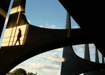 Vista dos arcos do Palácio do Planalto, sede do poder Executivo, com detalhe da sombra de um homem em uma das pilastras • Dida Sampaio/Estadão Conteúdo - 25.jun.2013