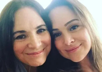Regina Duarte publica foto com a filha, Gabriela Duarte • Instagram / Gabriela Duarte