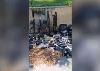 Arsenal robusto foi apreendido durante operação. • PMERJ