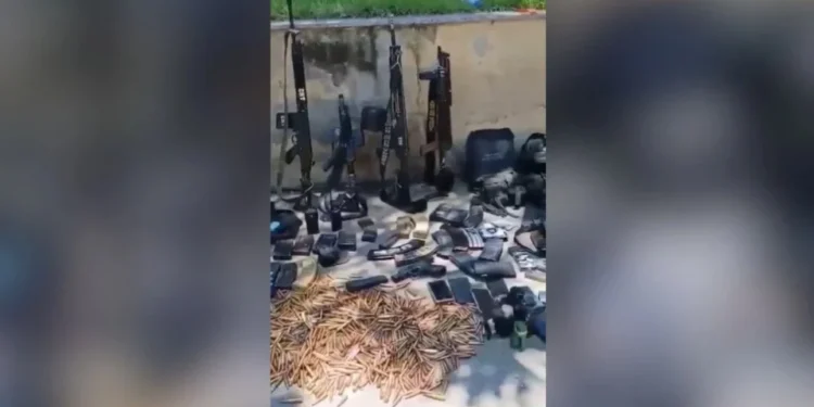 Operação prende 4 suspeitos e apreende fuzis de guerra no Morro dos Macacos (RJ)