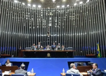 Senados durante votações no plenário nesta quinta-feira (12) • Saulo Cruz/Agência Senado