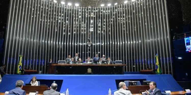 Senados durante votações no plenário nesta quinta-feira (12) • Saulo Cruz/Agência Senado