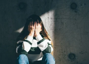 Estudo descobre que estimular o nervo vago pode aliviar casos específicos de depressão • Maria Korneeva/GettyImages