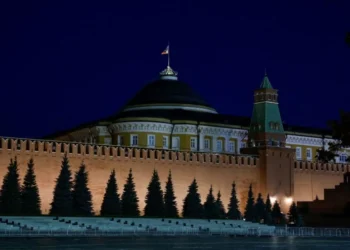 Bandeira da Rússia no topo do prédio do Senado russo em Moscou • Evgenia Novozhenina/Reuters