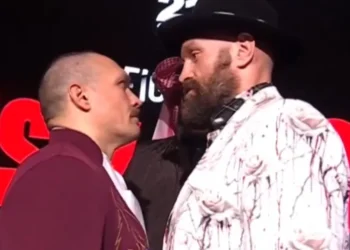 Oleksandr Usyk e Tyson Fury se enfrentam durante uma coletiva de imprensa em Riad, Arábia Saudita • Reprodução