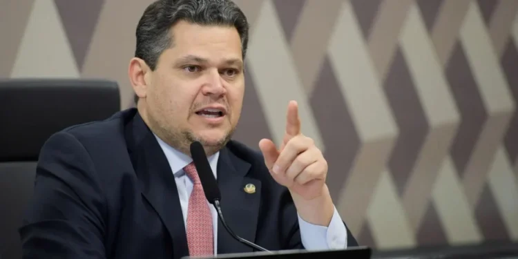 Investigação mira viagens de Alcolumbre em jatinho de empresa beneficiada por emendas