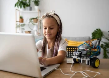 Alex Paiva, CEO do Educacional, listou maneiras de estudantes usarem IA na educação • Freepik