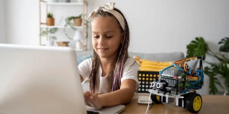 Alex Paiva, CEO do Educacional, listou maneiras de estudantes usarem IA na educação • Freepik