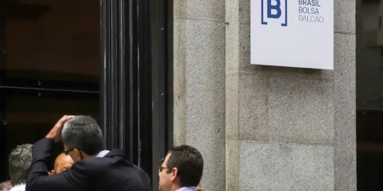 Quais ações na bolsa devem subir em 2025 com juros e dólar em alta?